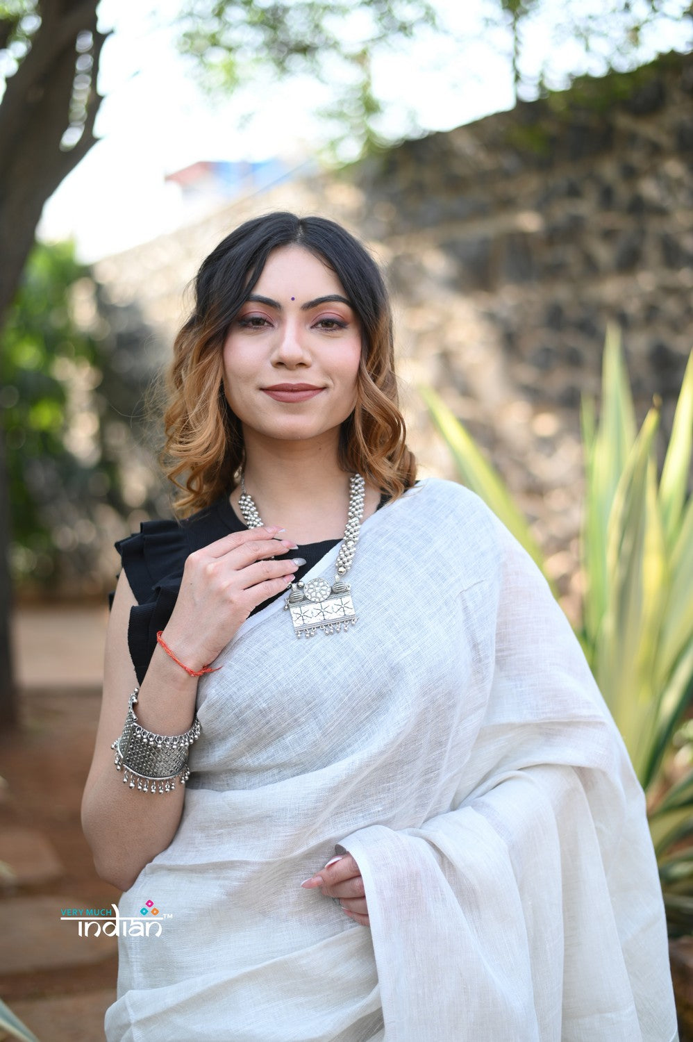 Buy Teejh White Handloom Saree & Jewelry Gift Set Online For Women